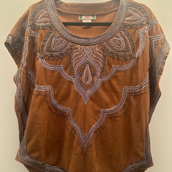 Flying Tomato. Poncho style western boho fancy embellished shirt. Size Small - Picture 5 of 5